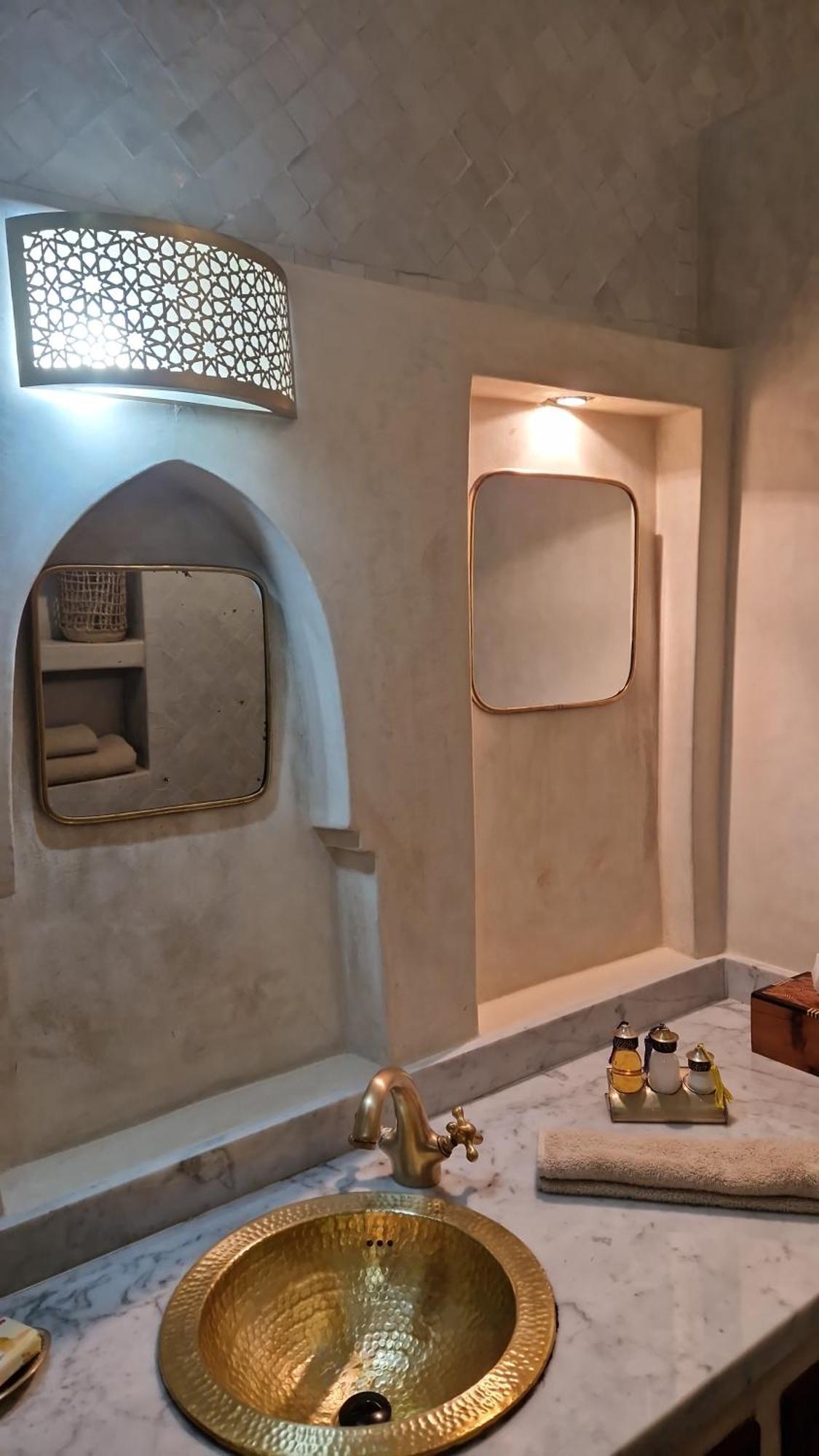 Riad Les Nuits De Marrakech مراكش المظهر الخارجي الصورة Bathroom in a hotel in Santorini, Greece