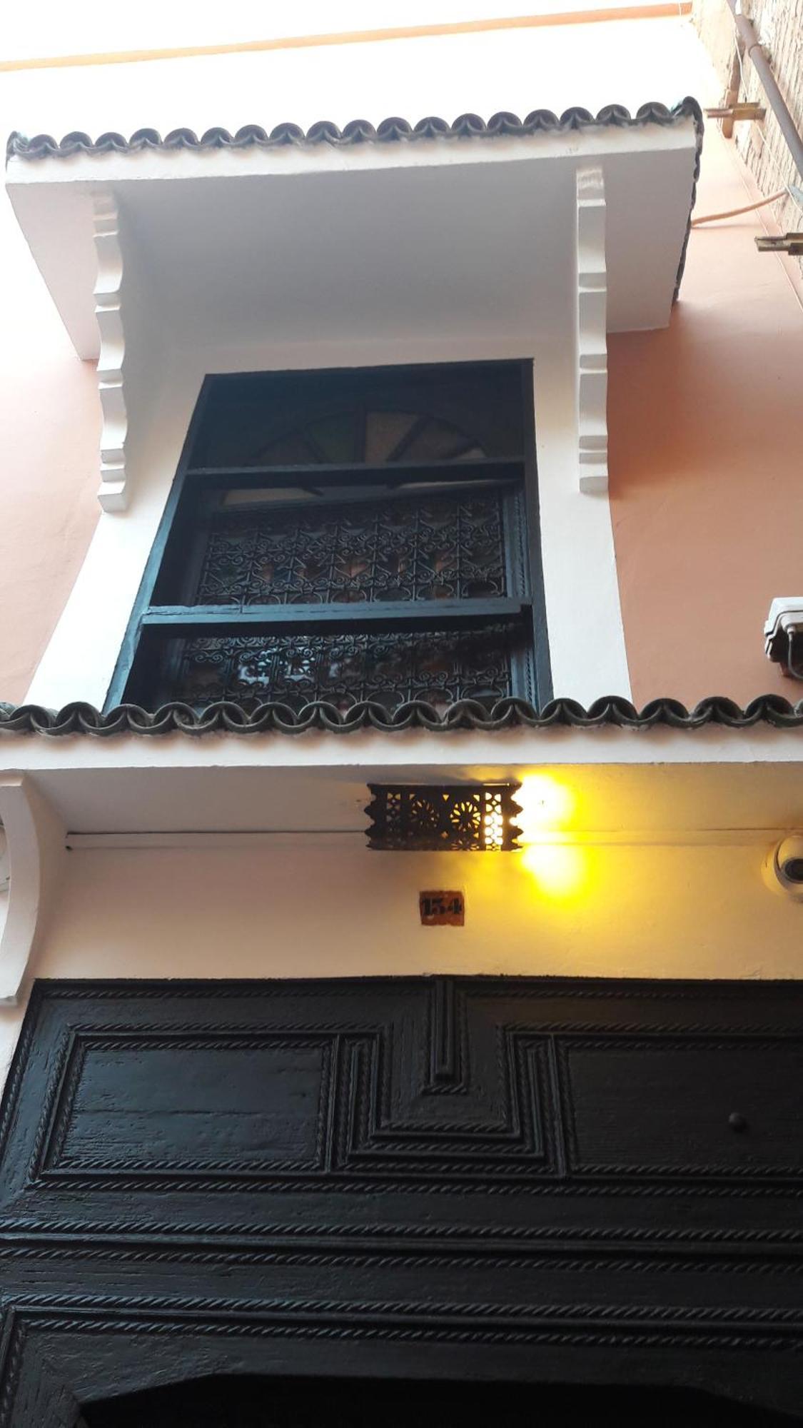 Riad Les Nuits De Marrakech مراكش المظهر الخارجي الصورة A window in the palace