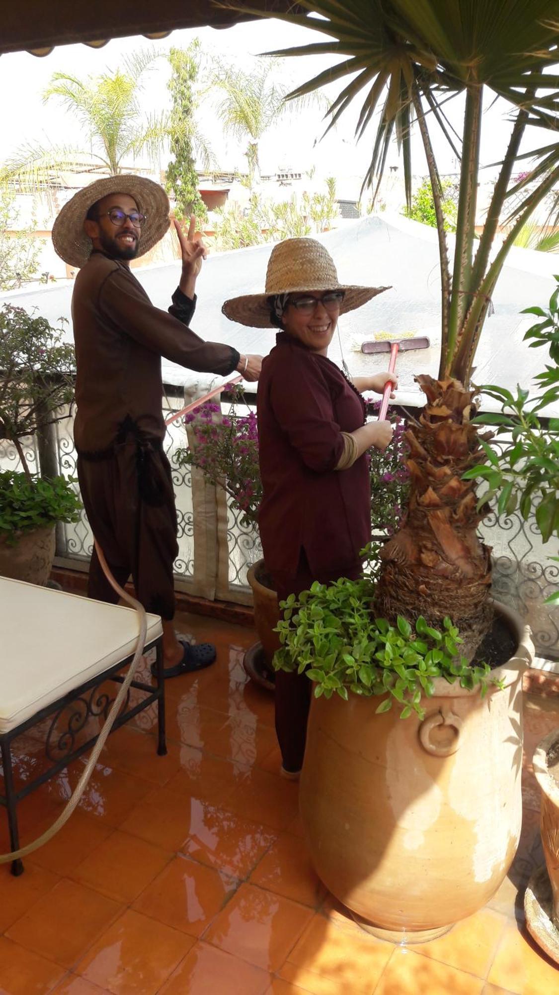 Riad Les Nuits De Marrakech مراكش المظهر الخارجي الصورة A woman watering a plant