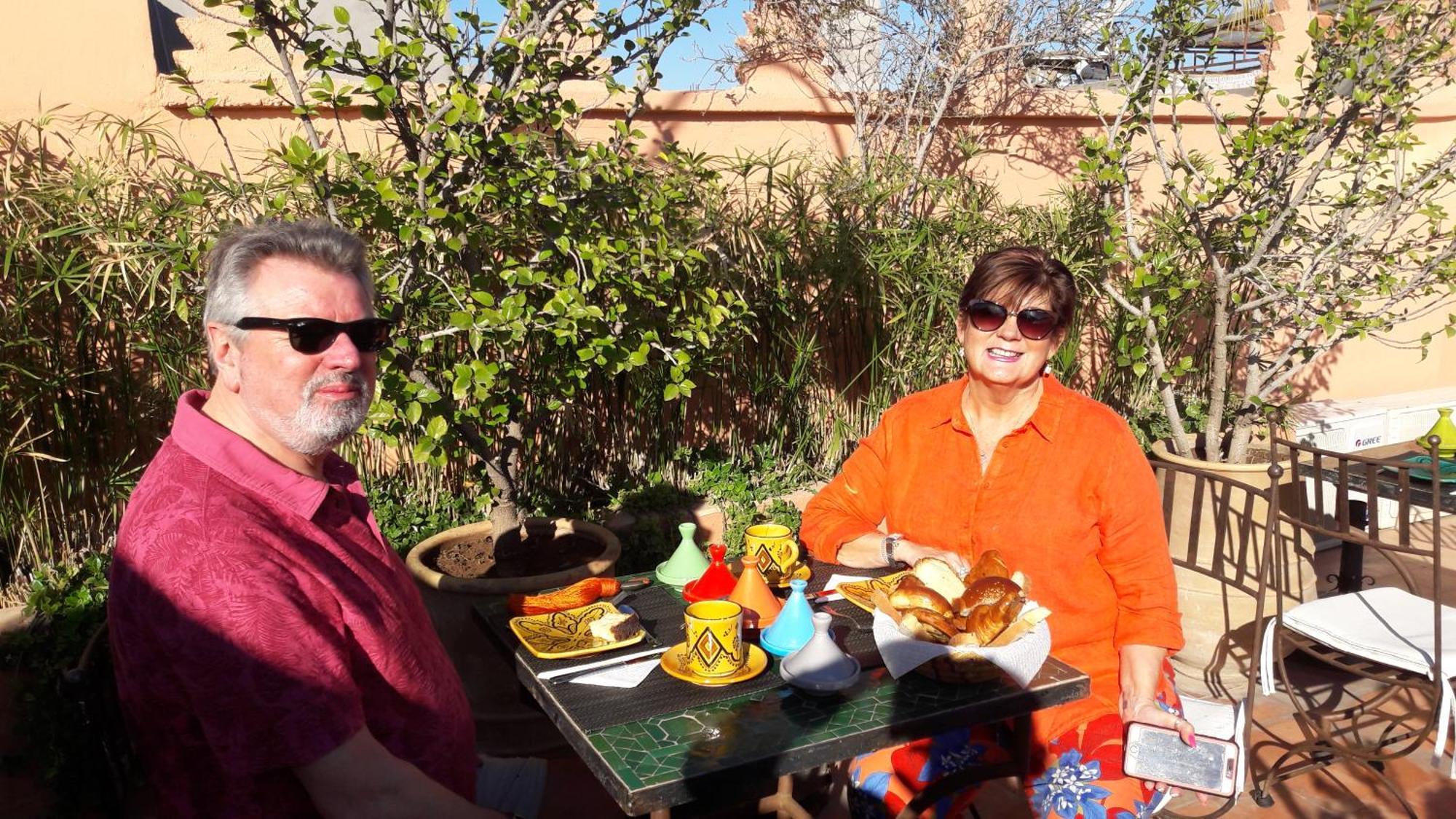 Riad Les Nuits De Marrakech مراكش المظهر الخارجي الصورة A couple eating at a restaurant