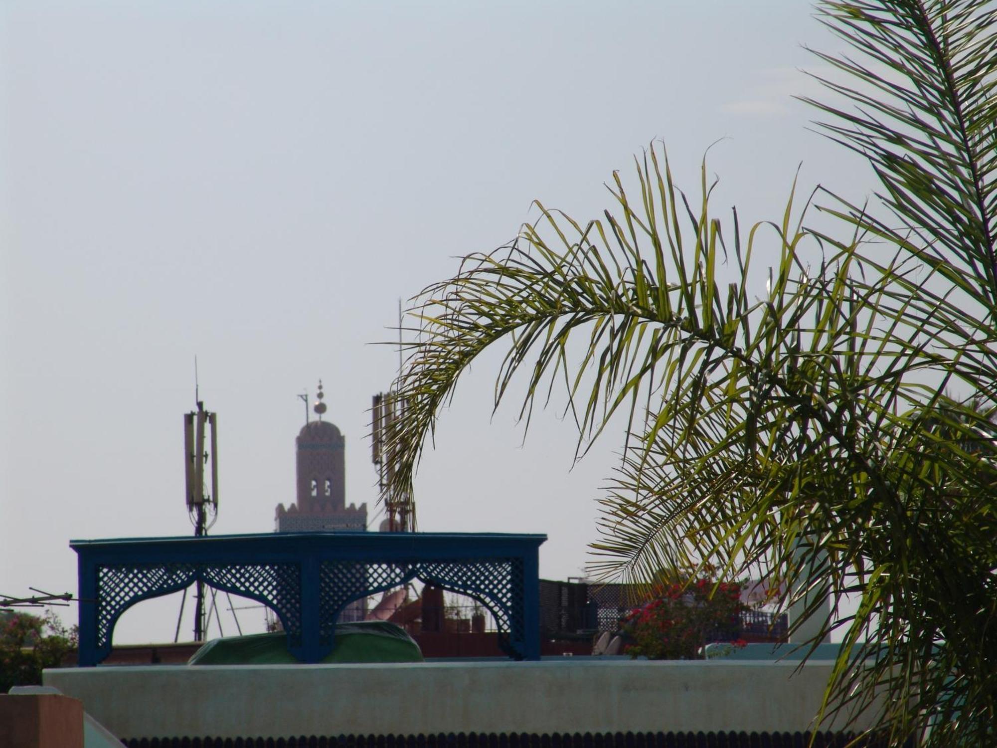 Riad Les Nuits De Marrakech مراكش المظهر الخارجي الصورة The mosque from the roof of a nearby house