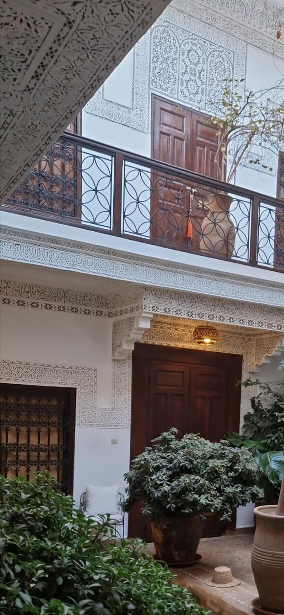 Riad Les Nuits De Marrakech مراكش المظهر الخارجي الصورة Detail of the facade of the Dar Ben Abdallah