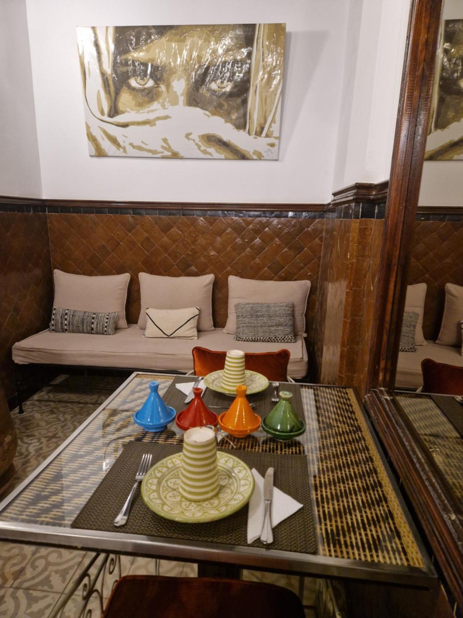 Riad Les Nuits De Marrakech مراكش المظهر الخارجي الصورة A Moroccan restaurant in Paris