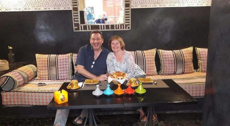 Riad Les Nuits De Marrakech مراكش المظهر الخارجي الصورة A typical Moroccan meal