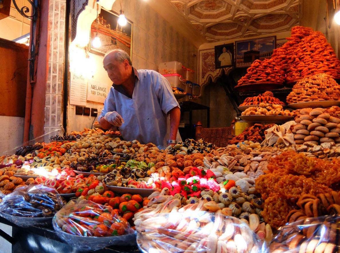 Riad Les Nuits De Marrakech مراكش المظهر الخارجي الصورة A souk in Marrakesh