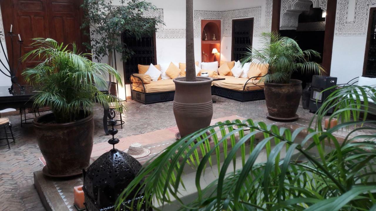 Riad Les Nuits De Marrakech مراكش المظهر الخارجي الصورة The hotel's courtyard