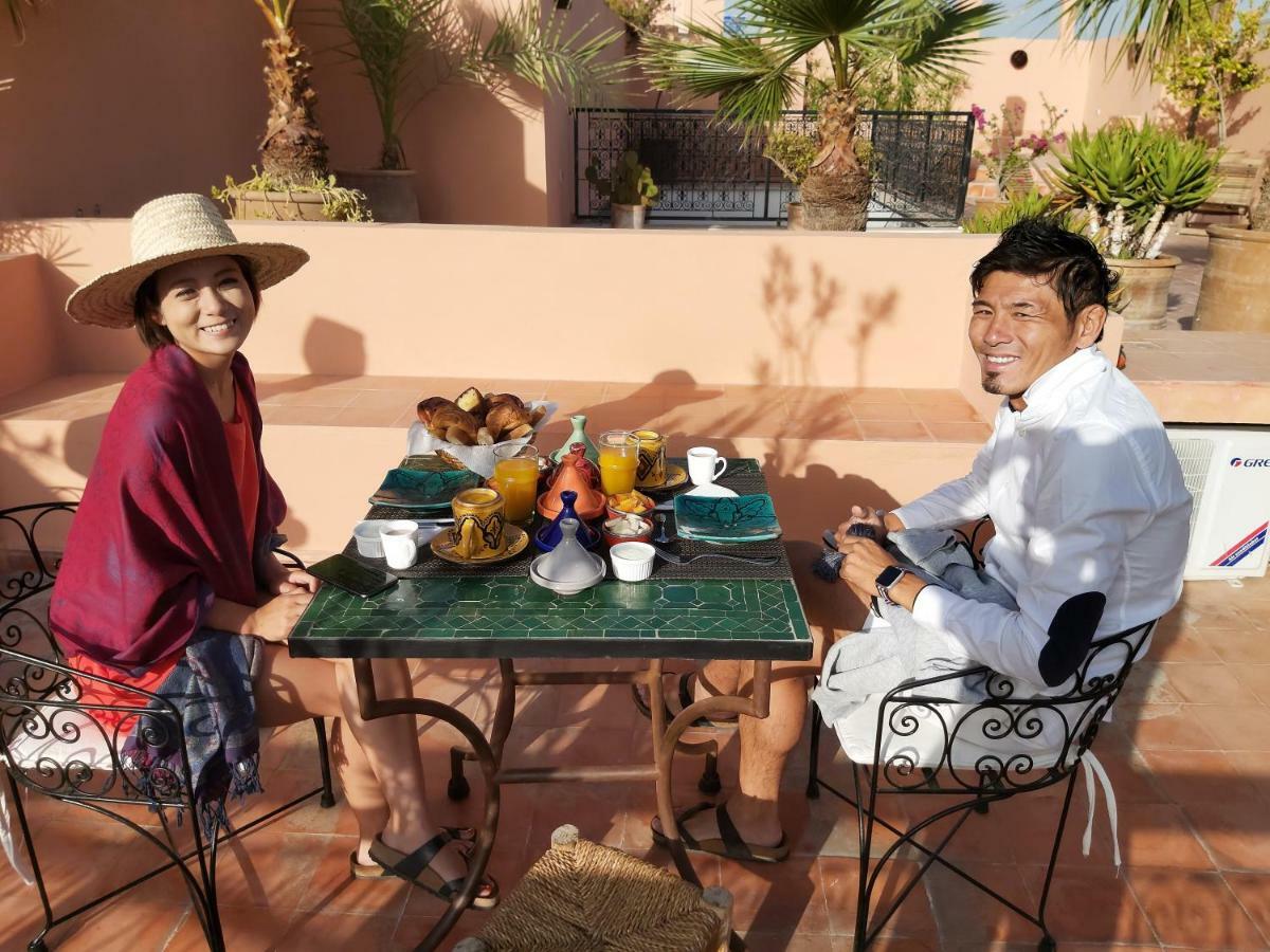 Riad Les Nuits De Marrakech مراكش المظهر الخارجي الصورة A Moroccan breakfast