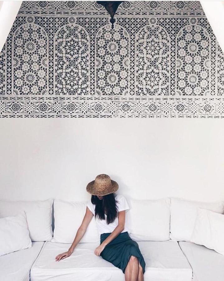 Riad Les Nuits De Marrakech مراكش المظهر الخارجي الصورة A woman wearing a straw hat